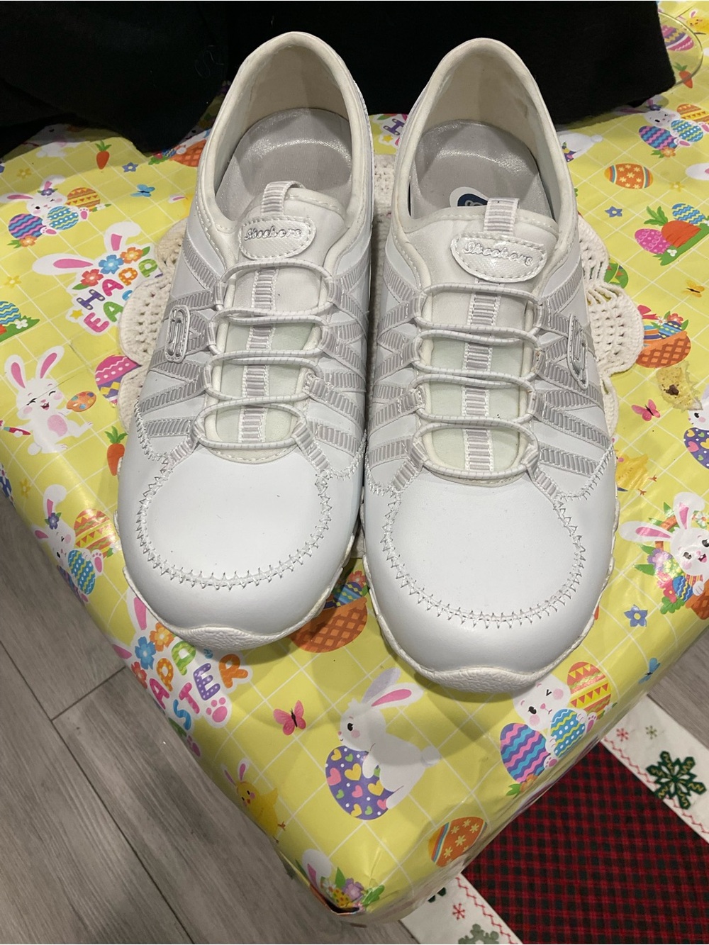 BP-Skechers  LadiesWhite Slip-On Athletic Sneakers with Elastic Laces size 9
